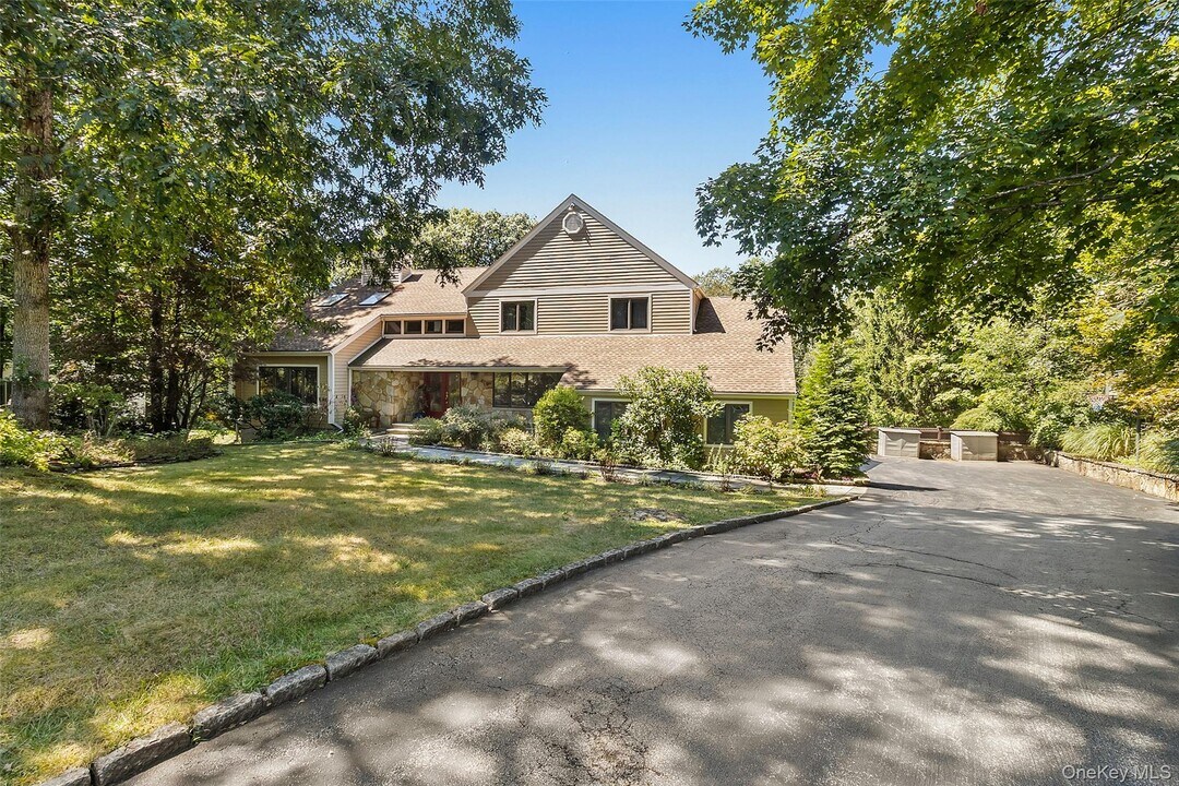 12 Logging Rd in Katonah, NY - Building Photo