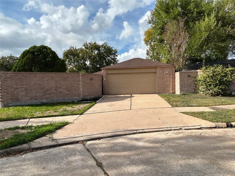 16026 Alta Mar Dr in Houston, TX - Building Photo