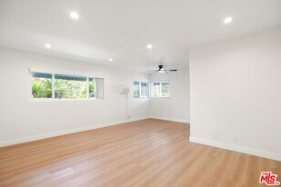 8440 Willoughby Ave in Los Angeles, CA - Building Photo