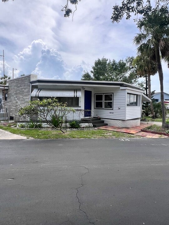 4851 W Gandy Blvd in Tampa, FL - Building Photo