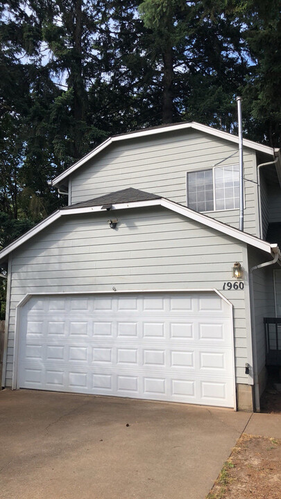 1960 Matthews Loop S in Salem, OR - Building Photo