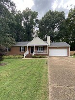 122 Wellington Cir in Williamsburg, VA - Building Photo