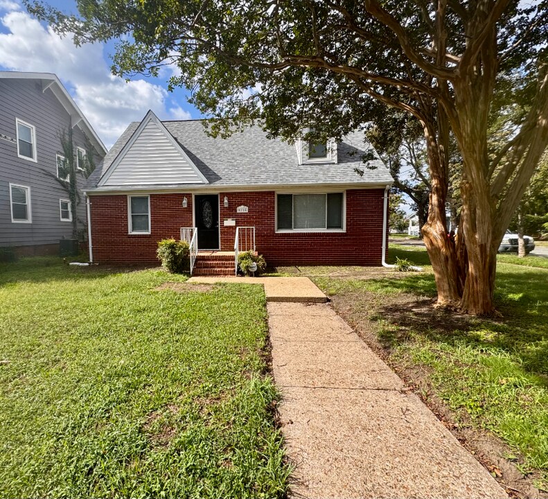 5215 Huntington Ave in Newport News, VA - Building Photo