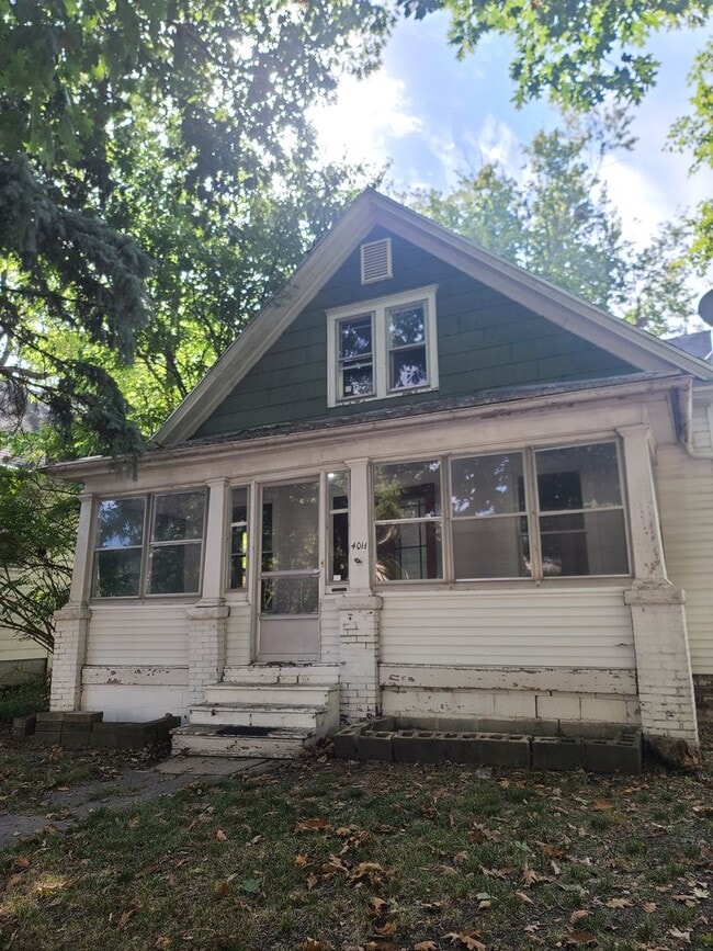 property at 401 1/2 W Vine St