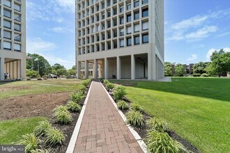 210 Locust St in Philadelphia, PA - Building Photo - Building Photo