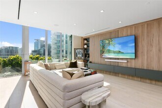 90 SW 3rd St, Unit PH-14 in Miami, FL - Building Photo - Building Photo