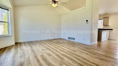 8061 N Ainsworth Dr in Hayden, ID - Building Photo - Building Photo