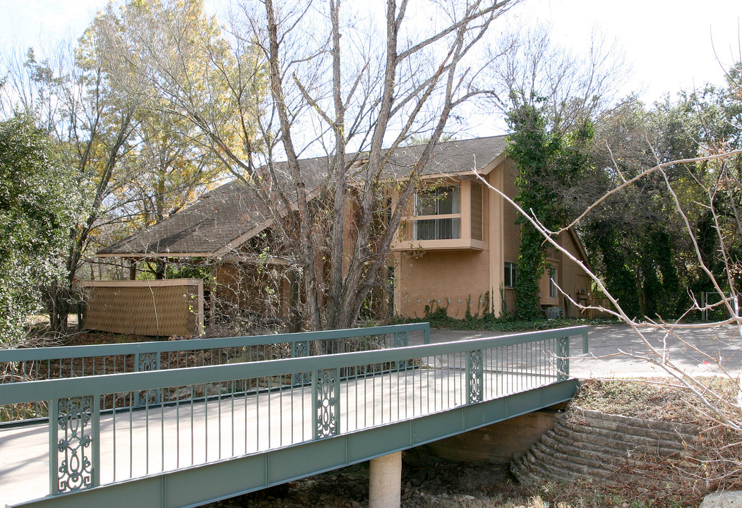 Bridgeway Villas Condominiums in Austin, TX - Foto de edificio