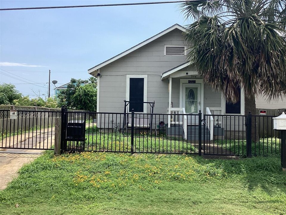 2119 63rd St in Galveston, TX - Building Photo