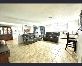 660 W 70th Pl in Hialeah, FL - Building Photo - Building Photo