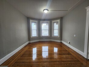 121 Greenwood St, Unit 2 in New Haven, CT - Building Photo - Building Photo