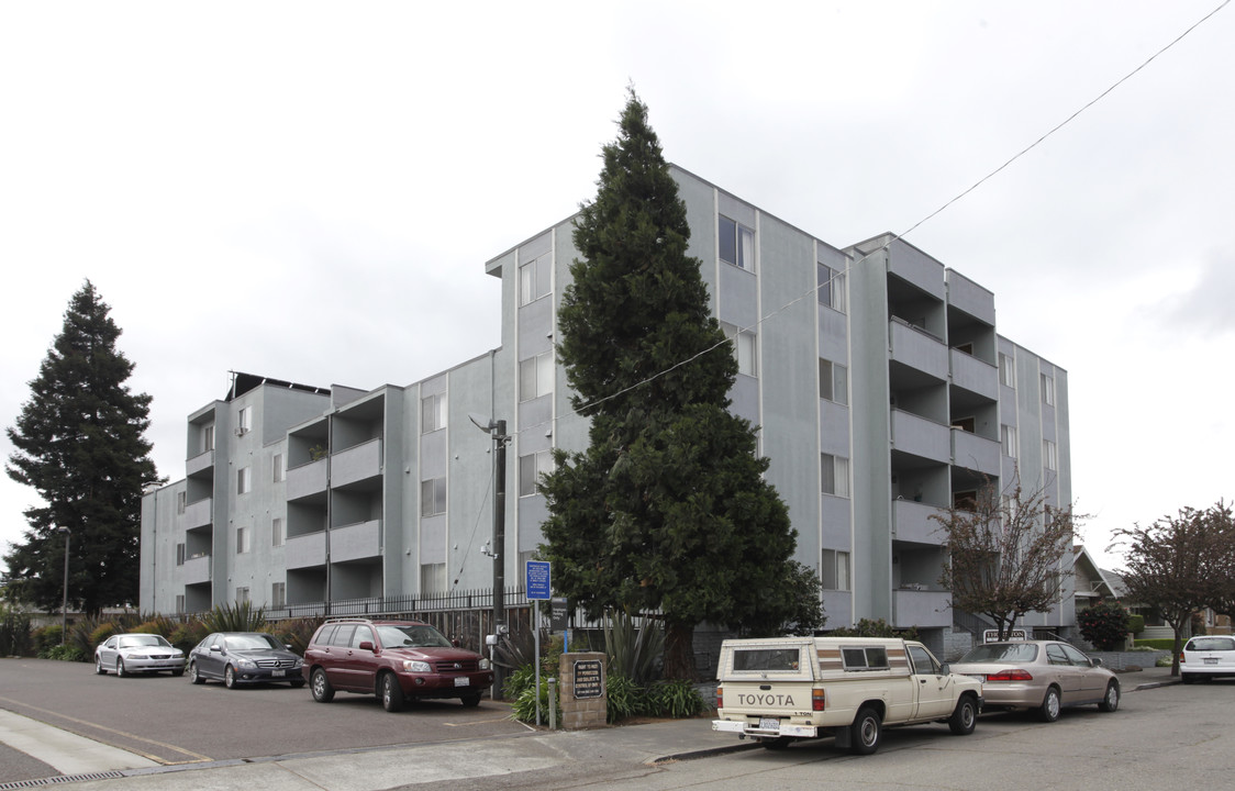 Thornton Manor in San Leandro, CA - Building Photo