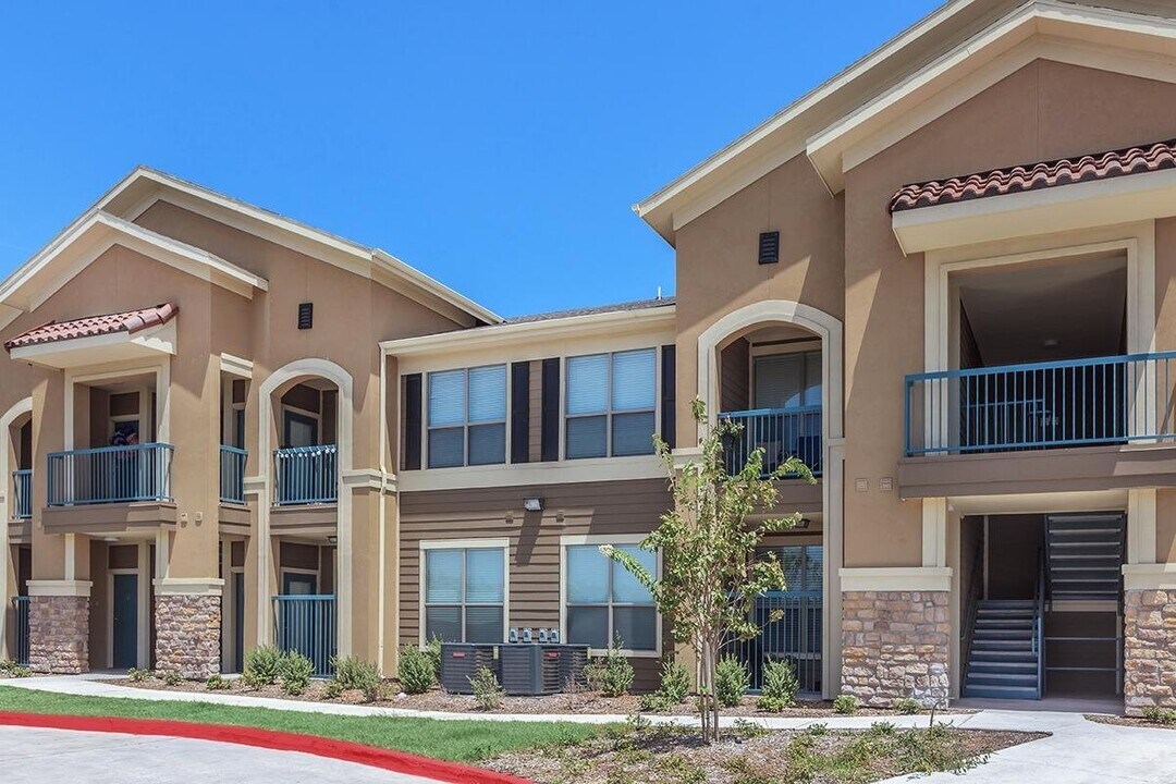 1100 S Stewart Blvd in Alton, TX - Foto de edificio