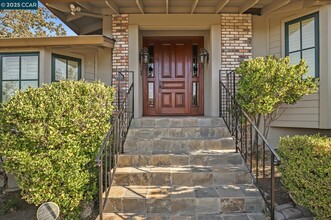 712 Ironbark Ct in Orinda, CA - Foto de edificio - Building Photo