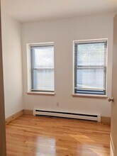 42 Ivaloo St, Unit 2 in Somerville, MA - Foto de edificio - Building Photo