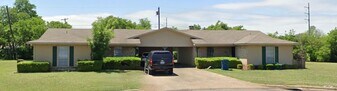 209-211-211 W Gruver Cir in Hewitt, TX - Building Photo