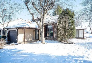 220 Stoneybrook Ct in Langhorne, PA - Building Photo