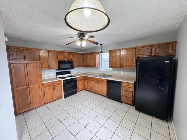 907 Coventry Ct in Warrensburg, MO - Building Photo - Building Photo