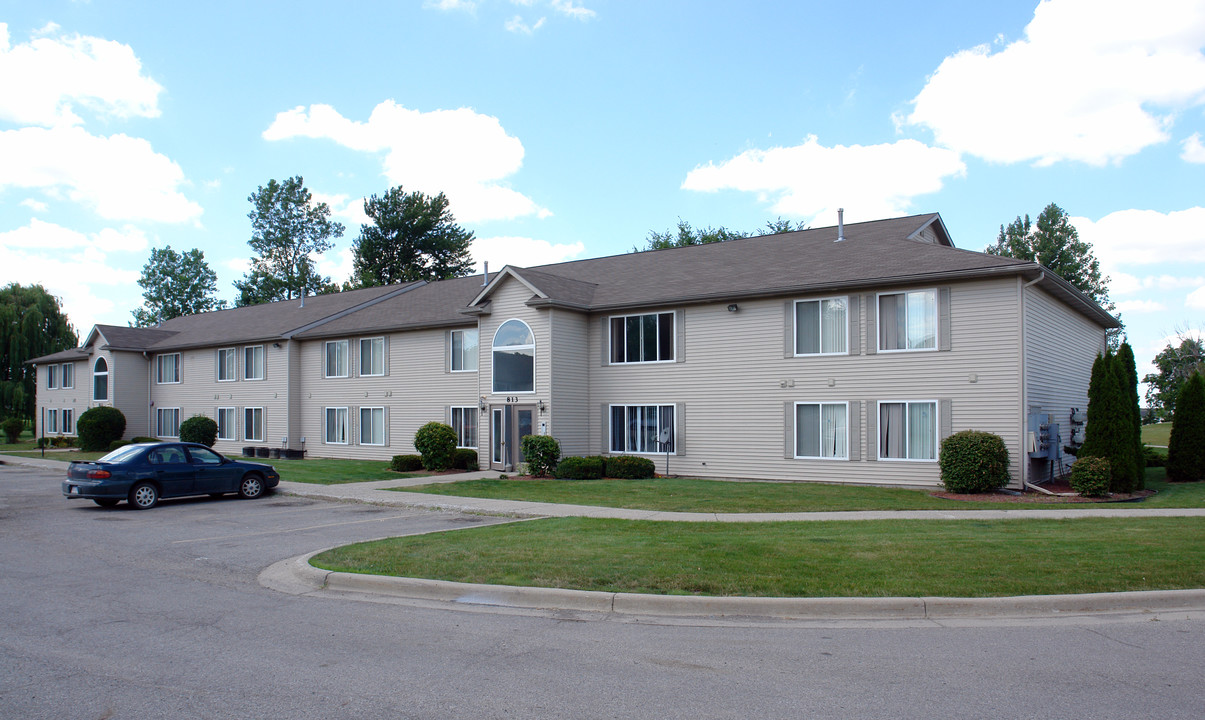 Northfield Pines Apartments in St. Johns, MI - Foto de edificio