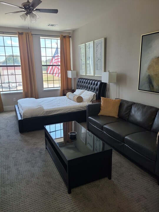 322 W Main St-Unit -208 in Kenedy, TX - Foto de edificio