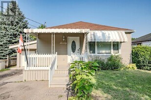 70 St Clair Ave in Kitchener, ON - Building Photo