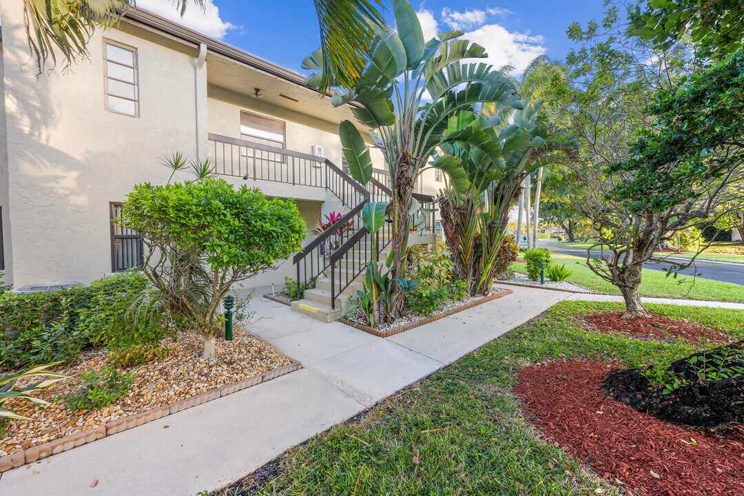 8305 Casa Del Lago in Boca Raton, FL - Building Photo