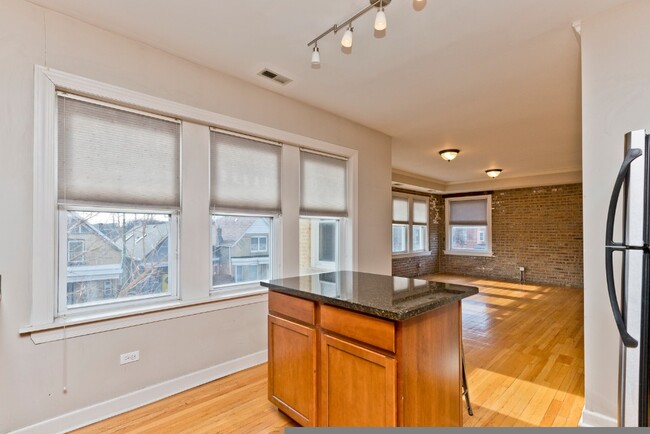 3040 W Diversey Ave, Unit # 02S in Chicago, IL - Building Photo - Building Photo