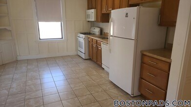 24 Hamilton Rd in Brookline, MA - Foto de edificio - Building Photo