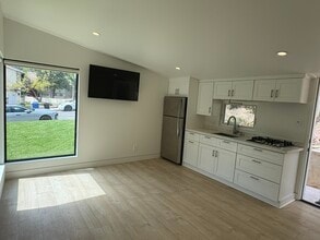 4236 Ellenita Ave in Tarzana, CA - Foto de edificio - Building Photo