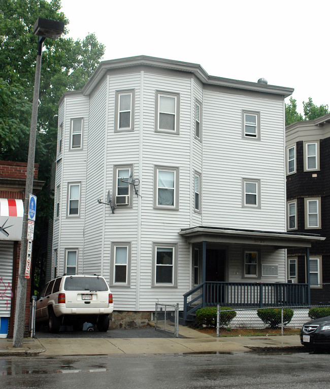 3927 Washington St in Roslindale, MA - Foto de edificio - Building Photo