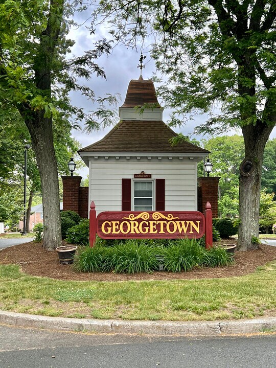 65 Jamestown Dr in Springfield, MA - Building Photo