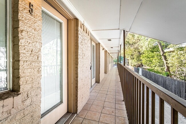 4931 Junius St, Unit 5 in Dallas, TX - Building Photo - Building Photo