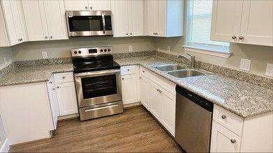 710 E Adoue Ave-Unit -Unit  B in Baytown, TX - Building Photo - Building Photo