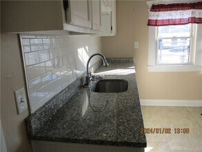 1219 Lindley St, Unit 3rd in Bridgeport, CT - Building Photo - Building Photo
