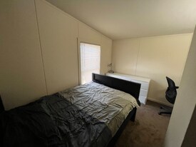 1040 N Pleasant St in Amherst, MA - Building Photo