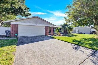 309 Lakeview Dr in Oldsmar, FL - Foto de edificio - Building Photo