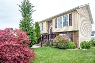 1380 Stonechris Dr in Harrisonburg, VA - Building Photo - Building Photo