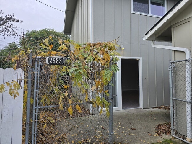 2583 W Bradford Ct in Roseburg, OR - Building Photo - Building Photo
