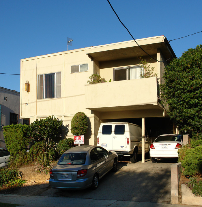 737 N Dillon St in Los Angeles, CA - Foto de edificio