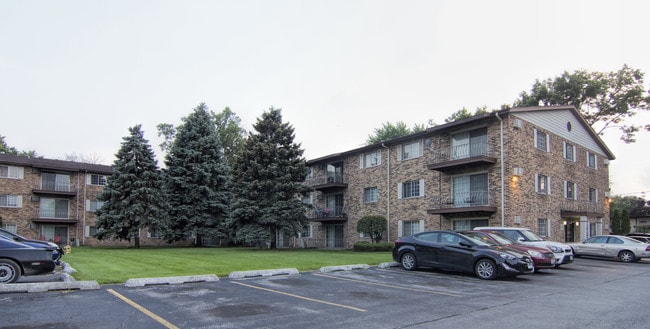 Hickory Oaks Apartments in Lansing, IL - Building Photo - Building Photo