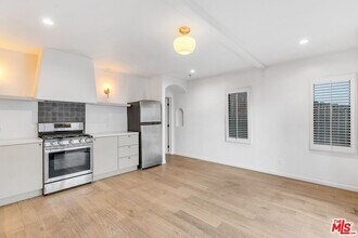 3206 Larissa Dr in Los Angeles, CA - Building Photo - Building Photo