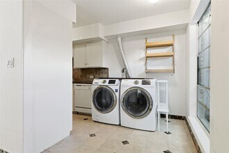 2503 McCue Rd in Houston, TX - Building Photo - Building Photo