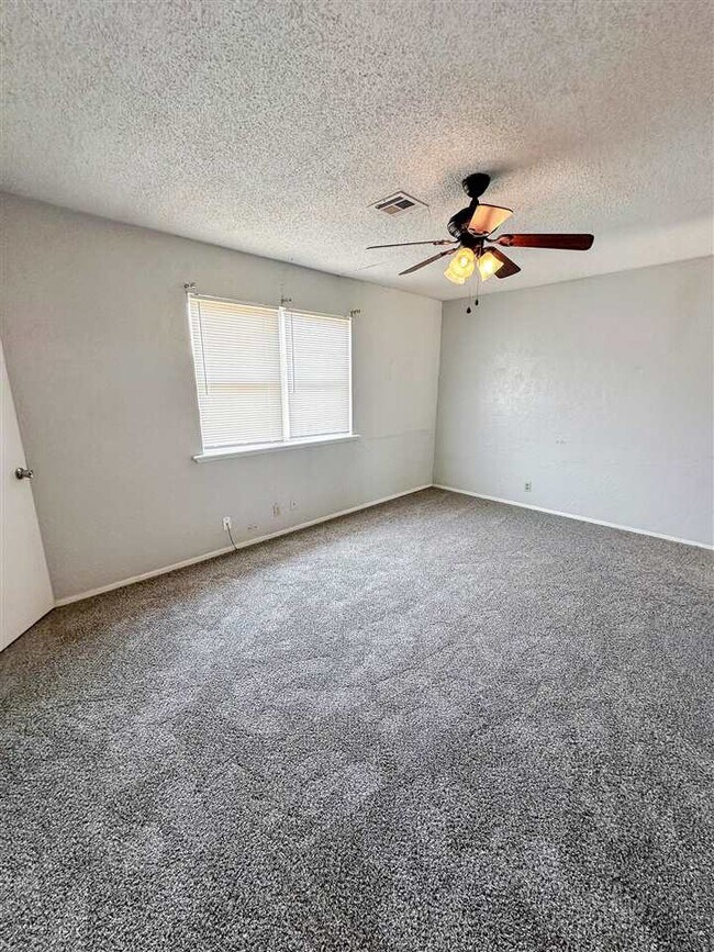 106 Oak St in Elgin, OK - Foto de edificio - Building Photo