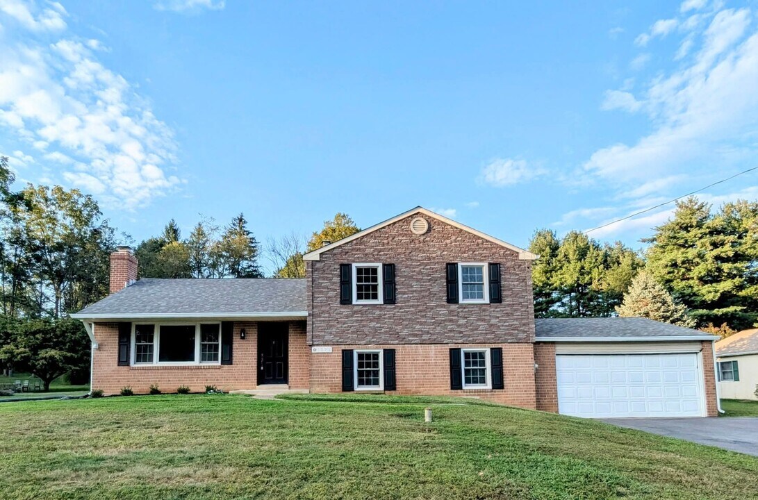 1221 Boulder Ln in West Chester, PA - Foto de edificio