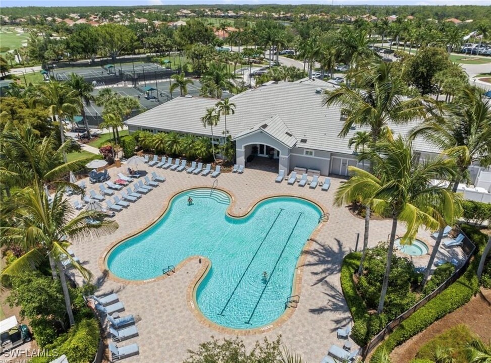 9919 Horse Creek Rd in Ft. Myers, FL - Foto de edificio