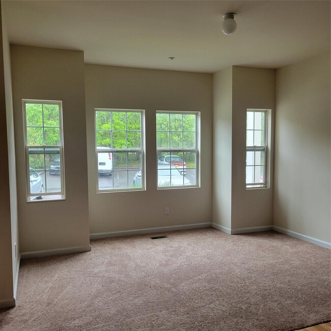9 Ashley Ct in Islip Terrace, NY - Building Photo - Building Photo