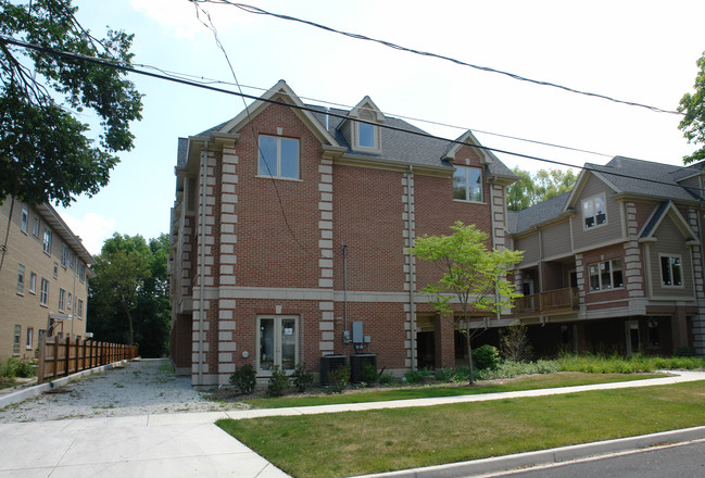 Forest Creek Townhomes in Brookfield, IL - Building Photo - Building Photo