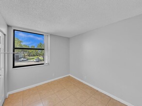 215 Lake Pointe Dr in Oakland Park, FL - Building Photo - Building Photo