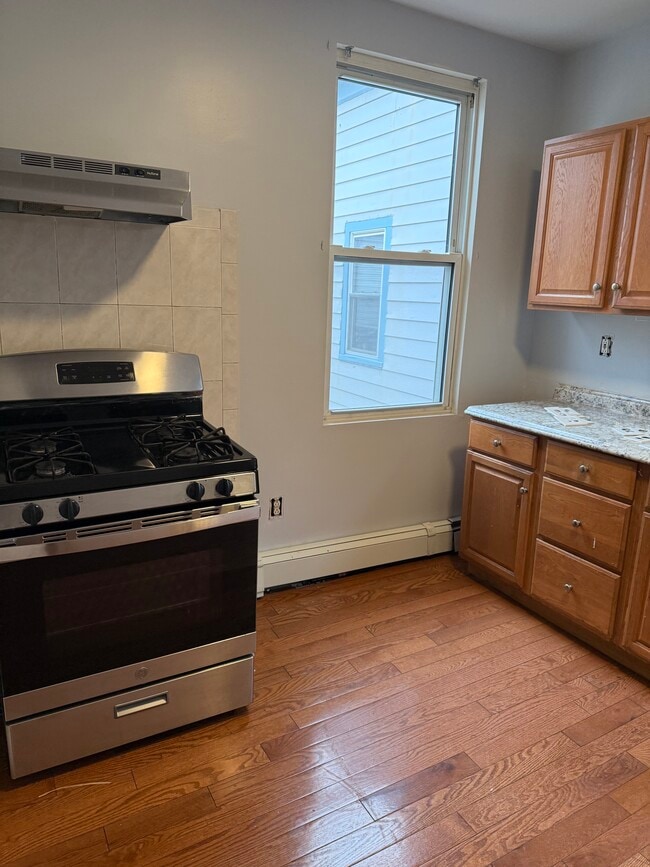 75 Putnam St, Unit 1 in Boston, MA - Foto de edificio - Building Photo