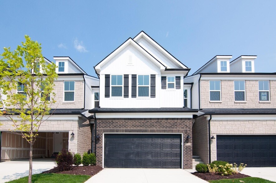 5559 E Spaniel Dr in Ann Arbor, MI - Building Photo